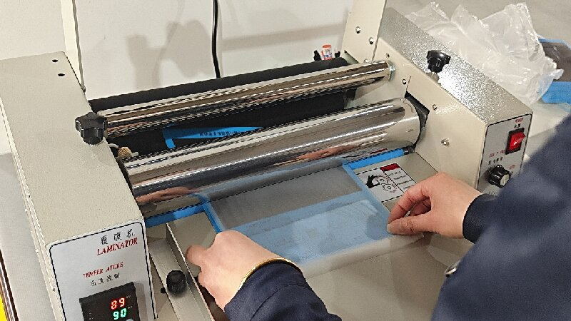 Három tényező befolyásolja a termikus laminálást: hőmérséklet, sebesség és nyomás.